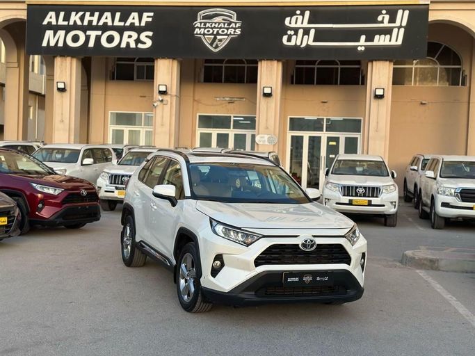 Подержанный Toyota RAV4 V (XA50), 2.5 л, 2020 в Оман, Маскат от ALKHALAF MOTORS Белый цвет. GCC | AUTO.AE | Объявление #252714