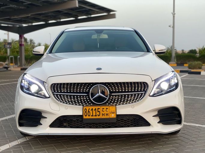 Подержанный Mercedes-Benz C-Class 300 IV (W205), 2.0 л, 2018 в Оман, Сохар от ABU LAMAR MOTORS Белый цвет. GCC | AUTO.AE | Объявление #254644