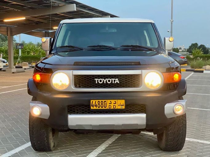 مستعملة Toyota FJ Cruiser, 4.0 l, 2013 في في عمان, صحار من ABU LAMAR MOTORS، اللون أسود. مواصفات الخليج | AUTO.AE | إعلان #254651
