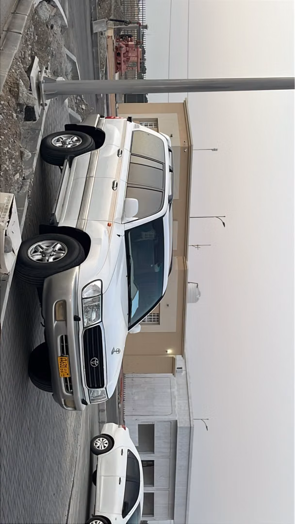 Подержанный Toyota Land Cruiser 100 Series, 4.5 л, 2000 в Оман, Сохар от معرض الفرسان للسيارات Белый цвет. Американская | AUTO.AE | Объявление #266922