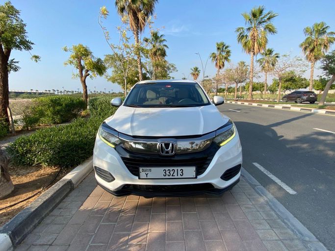 مستعملة Honda HR-V فيس ليفت الثاني, 1.8 l, 2020 في في رأس الخيمة، اللون أبيض. مواصفات الخليج | AUTO.AE