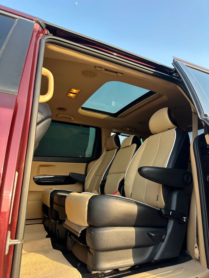 Used Kia Carnival III, 3.3 l, 2016 in Ras Al Khaimah, Maroon color. GCC Specs | AUTO.AE | Listing #264405