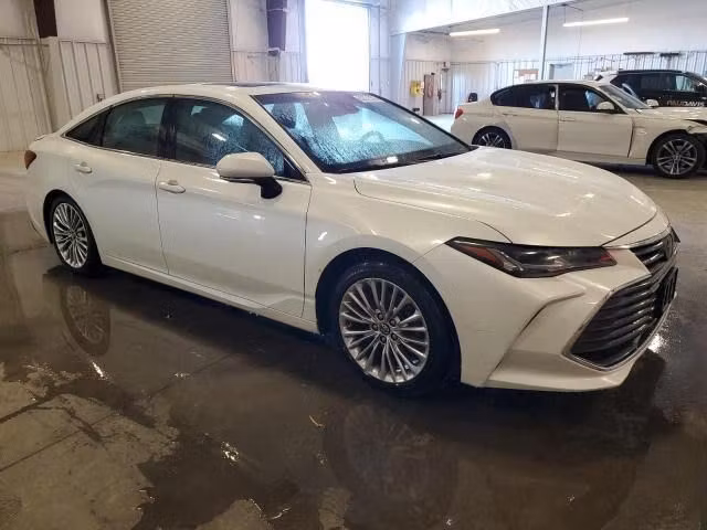 Used Toyota Avalon V, 2.5 l, 2020 in Ras Al Khaimah, White color. American Specs | AUTO.AE