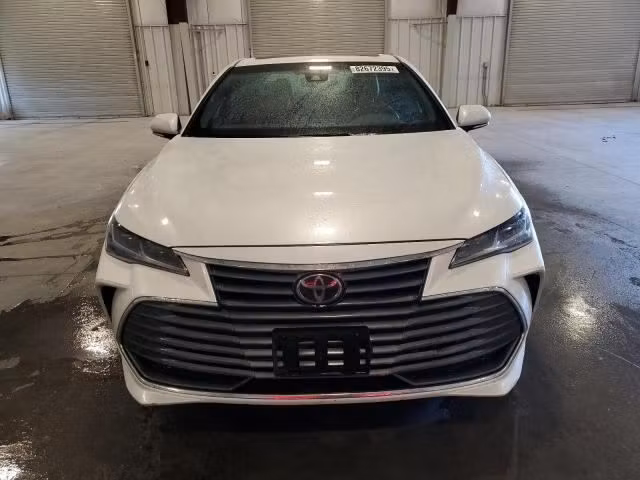 Used Toyota Avalon V, 2.5 l, 2020 in Ras Al Khaimah, White color. American Specs | AUTO.AE
