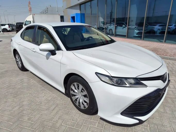 مستعملة Toyota Camry VIII (XV70), 2.5 l, 2019 في في رأس الخيمة من Al Jamal Automobile Showroom، اللون أبيض. مواصفات الخليج | AUTO.AE