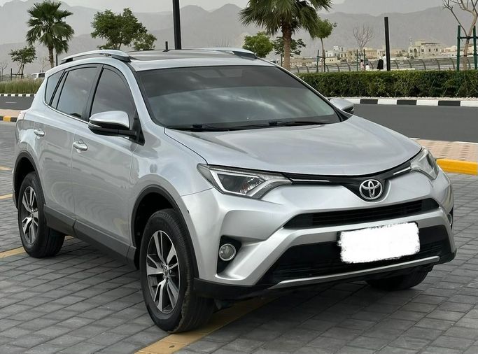 Подержанный Toyota RAV4 IV (XA40) Рестайлинг, 2.5 л, 2016 в Рас-эль-Хайме Серебристый цвет. GCC | AUTO.AE | Объявление #257891