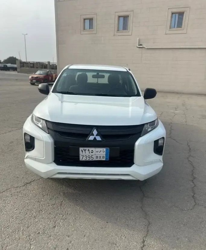 Used Mitsubishi L200 V Facelift, 2.4 l, 2022 in Saudi Arabia, Al Jubayl by معرض جزيرة العرب للسيارات, White color. GCC Specs | AUTO.AE | Listing #268666