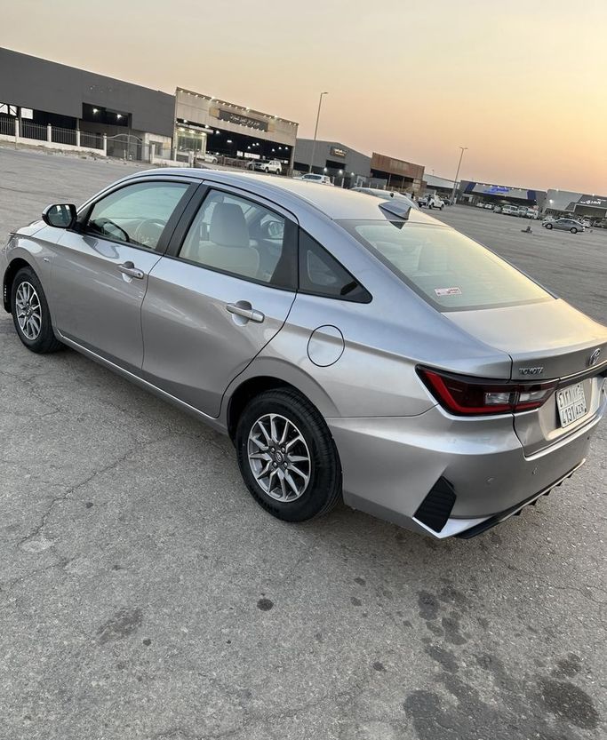 Used Toyota Yaris IV (AC100), 1.3 l, 2024 in Saudi Arabia, Al Jubayl by معرض جزيرة العرب للسيارات, Silver color.  | AUTO.AE | Listing #296384 — photo 11 of 35