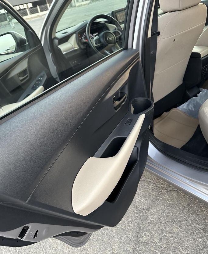 Used Toyota Yaris IV (AC100), 1.3 l, 2024 in Saudi Arabia, Al Jubayl by معرض جزيرة العرب للسيارات, Silver color.  | AUTO.AE | Listing #296384 — photo 21 of 35
