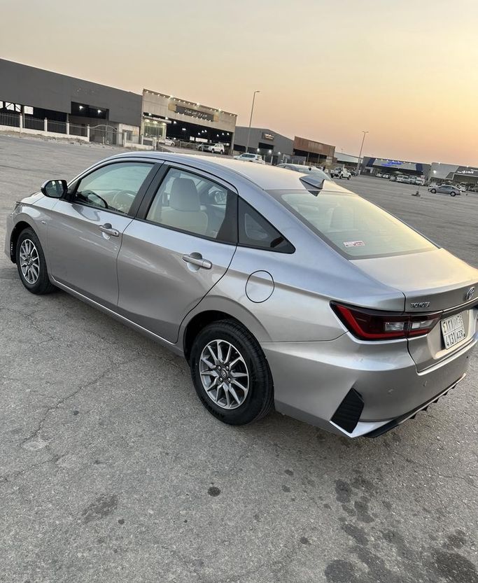 Used Toyota Yaris IV (AC100), 1.3 l, 2024 in Saudi Arabia, Al Jubayl by معرض جزيرة العرب للسيارات, Silver color.  | AUTO.AE | Listing #296384 — photo 10 of 35