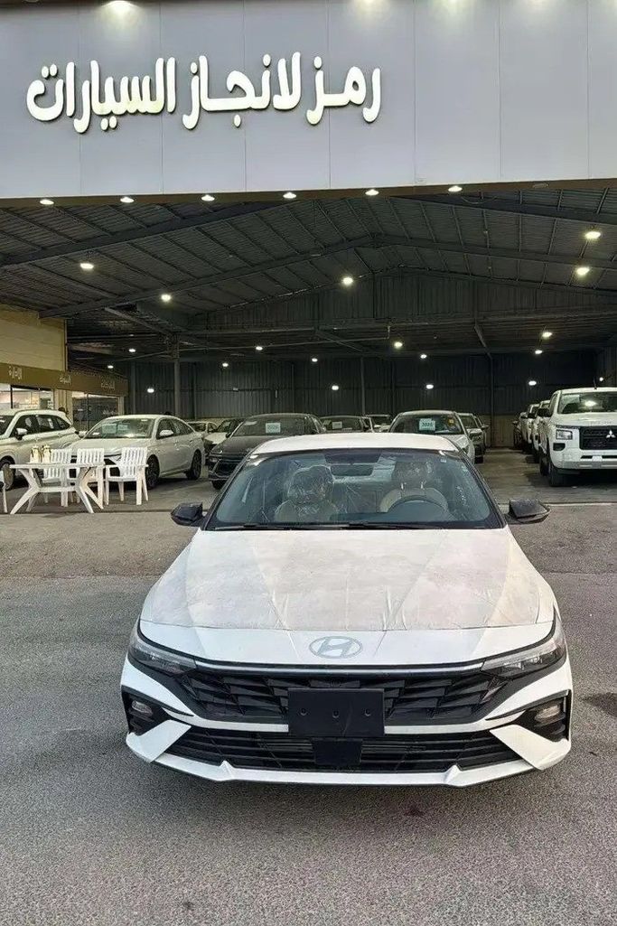 جديدة Hyundai Elantra عملية فيس ليفت VII (CN7), 2.0 l, 2026 في في المملكة العربية السعودية, المبرز من معرض رمز الإنجاز للسيارات، اللون أبيض.  | AUTO.AE | إعلان #270460