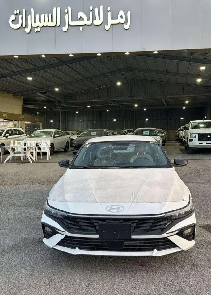 جديدة Hyundai Elantra عملية فيس ليفت VII (CN7), 2.0 l, 2026 في في المملكة العربية السعودية, المبرز من معرض رمز الإنجاز للسيارات، اللون أبيض.  | AUTO.AE | إعلان #270512