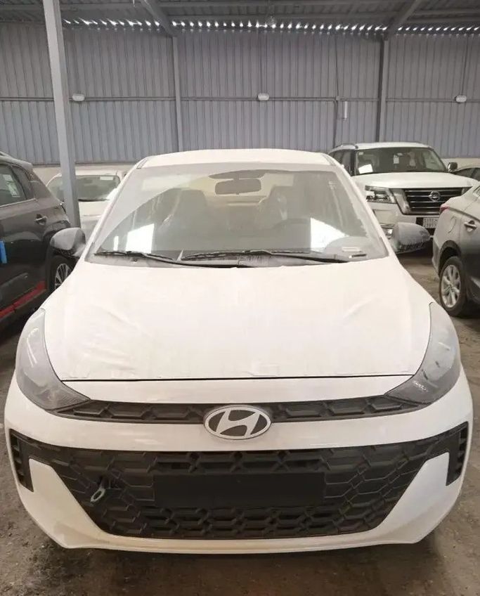 جديدة Hyundai i10 ثالثاً فيس ليفت, 1.2 l, 2025 في في المملكة العربية السعودية, المبرز من معرض رمز الإنجاز للسيارات، اللون أبيض.  | AUTO.AE | إعلان #270553