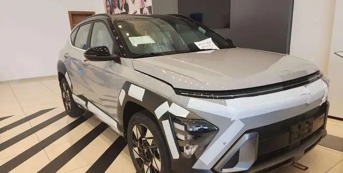 Новый ⁦Hyundai Kona II (SX2), 2.0 л, 2026⁩ в Саудовская Аравия, Аль Мубарраз от معرض سارا أوتو للسيارات SARA auto Серебристый цвет.  | AUTO.AE | Объявление #294104