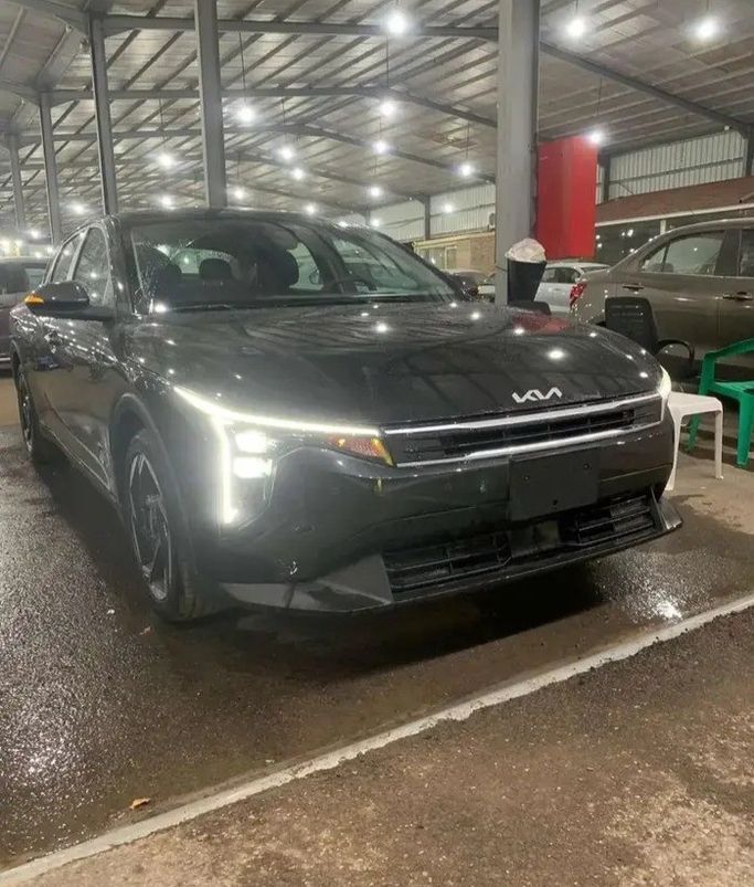جديدة Kia K4, 2.0 l, 2026 في في المملكة العربية السعودية, المبرز من معرض رمز الإنجاز للسيارات، اللون أسود.  | AUTO.AE | إعلان #270485