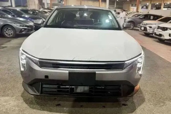 جديدة Kia K4, 1.6 l, 2026 في في المملكة العربية السعودية, المبرز من معرض رمز الإنجاز للسيارات، اللون فضي.  | AUTO.AE | إعلان #270489