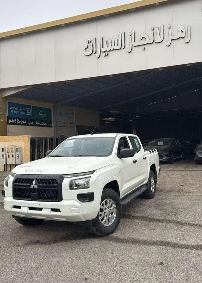 جديدة Mitsubishi L200 فيس ليفت V, 2.4 l, 2025 في في المملكة العربية السعودية, المبرز من معرض رمز الإنجاز للسيارات، اللون أبيض.  | AUTO.AE | إعلان #270461