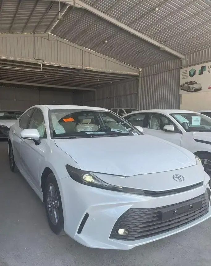 جديدة Toyota Camry التاسع (XV80), 2.5 l, 2026 في في المملكة العربية السعودية, المبرز من معرض رمز الإنجاز للسيارات، اللون أبيض.  | AUTO.AE | إعلان #270514