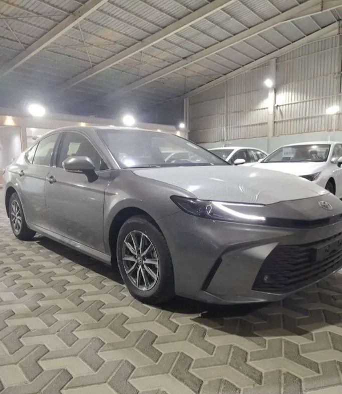 جديدة Toyota Camry التاسع (XV80), 2.5 l, 2026 في في المملكة العربية السعودية, المبرز من معرض شبة الجزيرة للسيارات، اللون فضي.  | AUTO.AE | إعلان #272389