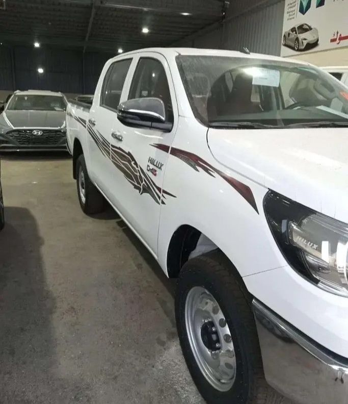 New Toyota Hilux VIII Facelift, 2.4 l, 2024 in Saudi Arabia, Al Mubarraz by معرض رمز الإنجاز للسيارات, White color.  | AUTO.AE | Listing #270484