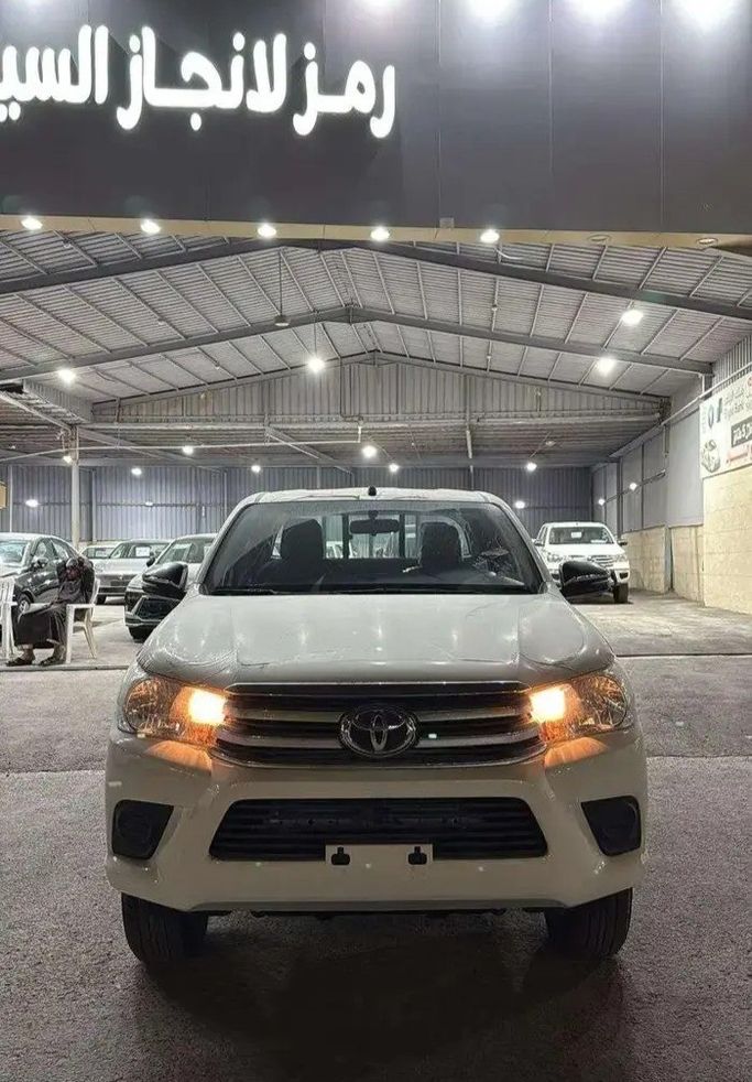 جديدة Toyota Hilux ثامناً, 2.4 l, 2026 في في المملكة العربية السعودية, المبرز من معرض رمز الإنجاز للسيارات، اللون أبيض.  | AUTO.AE | إعلان #270530