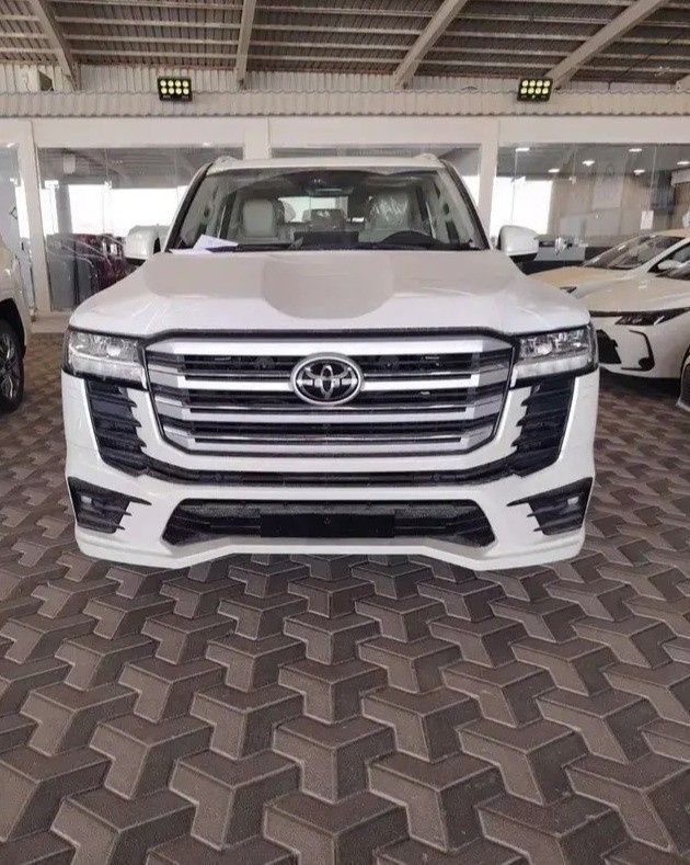جديدة Toyota Land Cruiser Twin Turbo السلسلة 300, 3.5 l, 2026 في في المملكة العربية السعودية, المبرز من معرض شبة الجزيرة للسيارات، اللون أبيض. مواصفات الخليج | AUTO.AE | إعلان #272391