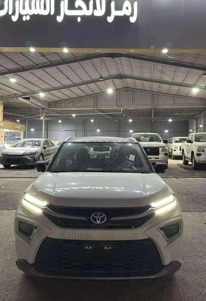 جديدة Toyota Urban Cruiser ثالثاً, 1.5 l, 2026 في في المملكة العربية السعودية, المبرز من معرض رمز الإنجاز للسيارات، اللون أبيض.  | AUTO.AE | إعلان #270490