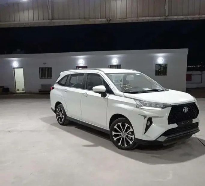 جديدة Toyota Veloz, 1.5 l, 2025 في في المملكة العربية السعودية, المبرز من معرض رمز الإنجاز للسيارات، اللون أبيض.  | AUTO.AE | إعلان #270543
