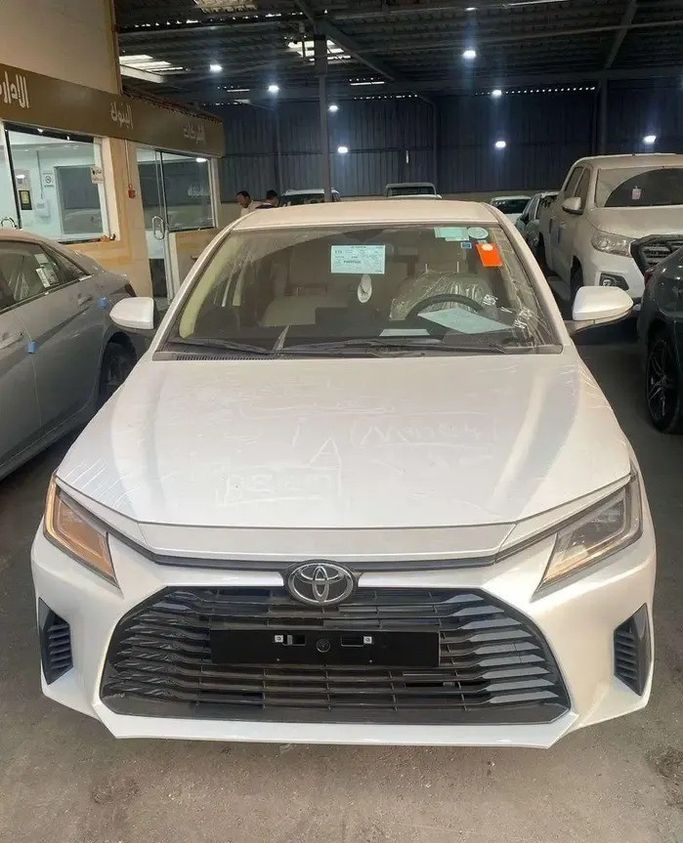 جديدة Toyota Yaris IV (AC100), 1.3 l, 2026 في في المملكة العربية السعودية, المبرز من معرض رمز الإنجاز للسيارات، اللون أبيض.  | AUTO.AE | إعلان #270545