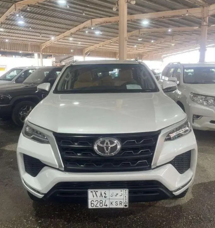 Подержанный Toyota Fortuner II Рестайлинг, 2.7 л, 2023 в Саудовская Аравия, Аль-Катиф от معارض ال حمزة للسيارات الدمام -القطيف Белый цвет.  | AUTO.AE | Объявление #267619