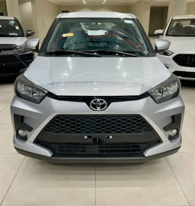 جديدة Toyota Raize I, 1.0 l, 2026 في في المملكة العربية السعودية, القطيف من معارض ال حمزة للسيارات الدمام -القطيف، اللون فضي.  | AUTO.AE | إعلان #267492