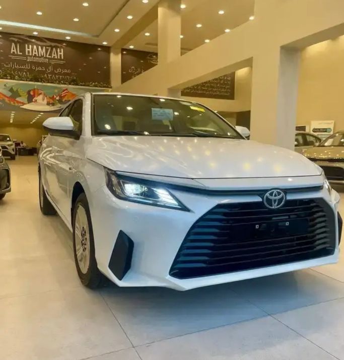 Новый Toyota Yaris IV (AC100), 1.5 л, 2026 в Саудовская Аравия, Аль-Катиф от معارض ال حمزة للسيارات الدمام -القطيف Белый цвет.  | AUTO.AE | Объявление #267607