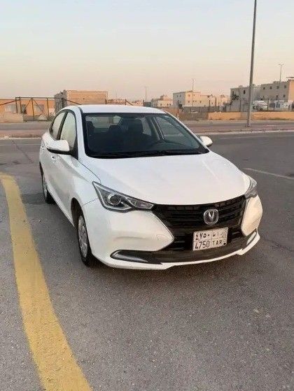 مستعملة Changan Alsvin, 1.5 l, 2022 في في المملكة العربية السعودية, الدمام من رنيه الفيحاء للسيارات، اللون أبيض. مواصفات الخليج | AUTO.AE | إعلان #259418