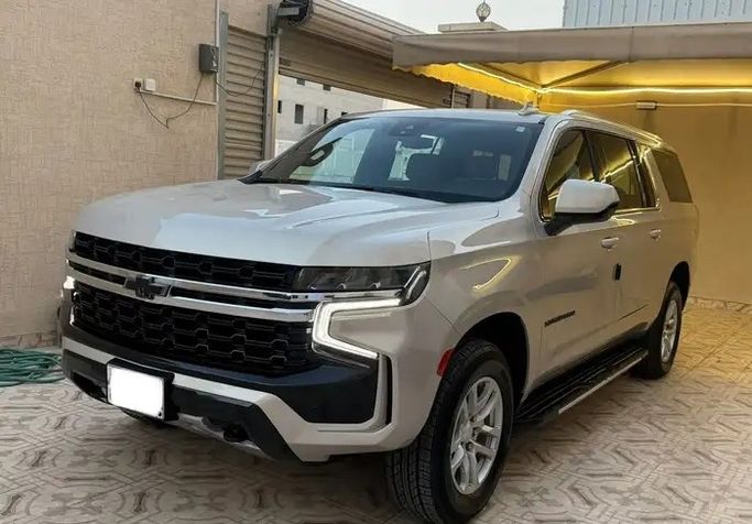 مستعملة Chevrolet Suburban الثاني عشر، 5.3 لتر، 2023 في المملكة العربية السعودية، الدمام من معرض فخر الشرق للسيارات، اللون بيج.  | AUTO.AE | إعلان #295195