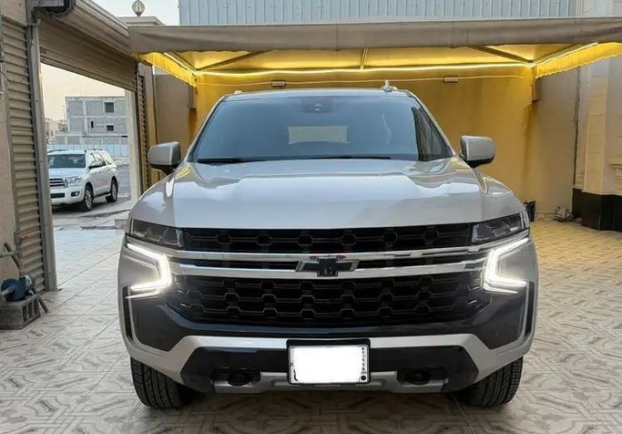 مستعملة Chevrolet Suburban الثاني عشر، 5.3 لتر، 2023 في المملكة العربية السعودية، الدمام من معرض فخر الشرق للسيارات، اللون بيج.  | AUTO.AE | إعلان #295195 — صورة 2 من 17
