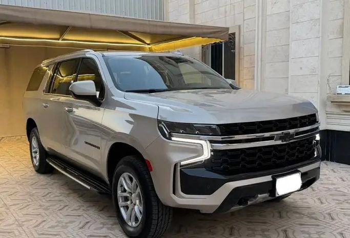 مستعملة Chevrolet Suburban الثاني عشر، 5.3 لتر، 2023 في المملكة العربية السعودية، الدمام من معرض فخر الشرق للسيارات، اللون بيج.  | AUTO.AE | إعلان #295195 — صورة 3 من 17