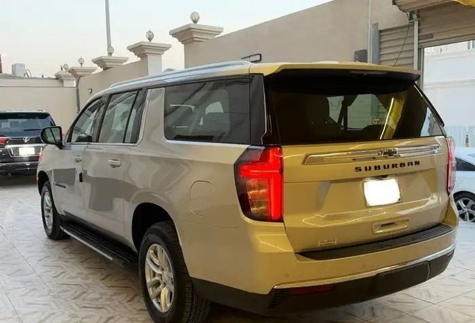 مستعملة Chevrolet Suburban الثاني عشر، 5.3 لتر، 2023 في المملكة العربية السعودية، الدمام من معرض فخر الشرق للسيارات، اللون بيج.  | AUTO.AE | إعلان #295195 — صورة 4 من 17