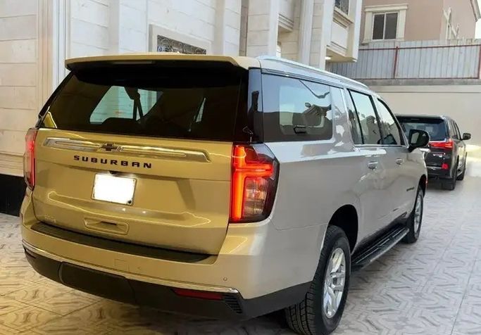 مستعملة Chevrolet Suburban الثاني عشر، 5.3 لتر، 2023 في المملكة العربية السعودية، الدمام من معرض فخر الشرق للسيارات، اللون بيج.  | AUTO.AE | إعلان #295195 — صورة 5 من 17