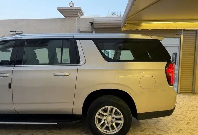 مستعملة Chevrolet Suburban الثاني عشر، 5.3 لتر، 2023 في المملكة العربية السعودية، الدمام من معرض فخر الشرق للسيارات، اللون بيج.  | AUTO.AE | إعلان #295195 — صورة 7 من 17