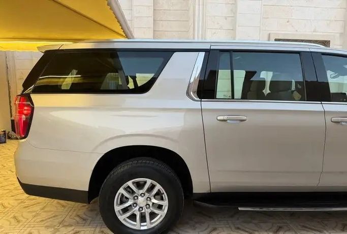 مستعملة Chevrolet Suburban الثاني عشر، 5.3 لتر، 2023 في المملكة العربية السعودية، الدمام من معرض فخر الشرق للسيارات، اللون بيج.  | AUTO.AE | إعلان #295195 — صورة 8 من 17