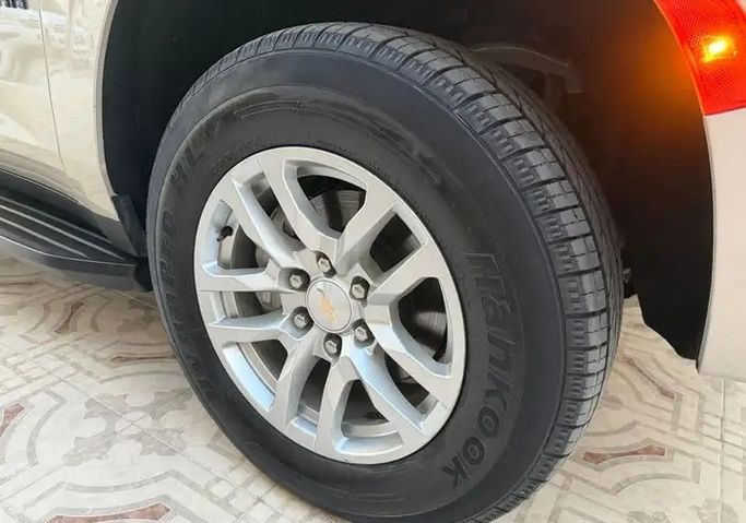 مستعملة Chevrolet Suburban الثاني عشر، 5.3 لتر، 2023 في المملكة العربية السعودية، الدمام من معرض فخر الشرق للسيارات، اللون بيج.  | AUTO.AE | إعلان #295195 — صورة 10 من 17