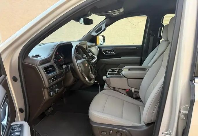 مستعملة Chevrolet Suburban الثاني عشر، 5.3 لتر، 2023 في المملكة العربية السعودية، الدمام من معرض فخر الشرق للسيارات، اللون بيج.  | AUTO.AE | إعلان #295195 — صورة 12 من 17