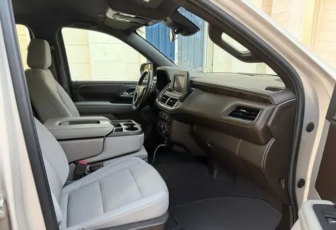 مستعملة Chevrolet Suburban الثاني عشر، 5.3 لتر، 2023 في المملكة العربية السعودية، الدمام من معرض فخر الشرق للسيارات، اللون بيج.  | AUTO.AE | إعلان #295195 — صورة 13 من 17