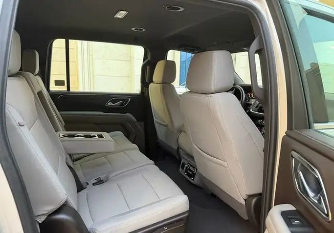 مستعملة Chevrolet Suburban الثاني عشر، 5.3 لتر، 2023 في المملكة العربية السعودية، الدمام من معرض فخر الشرق للسيارات، اللون بيج.  | AUTO.AE | إعلان #295195 — صورة 14 من 17