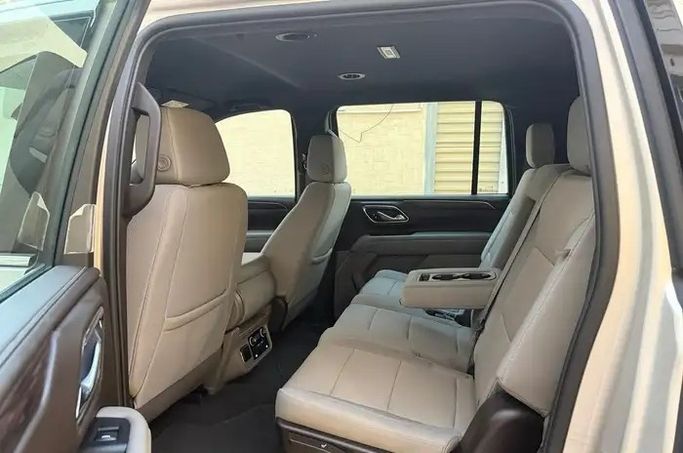 مستعملة Chevrolet Suburban الثاني عشر، 5.3 لتر، 2023 في المملكة العربية السعودية، الدمام من معرض فخر الشرق للسيارات، اللون بيج.  | AUTO.AE | إعلان #295195 — صورة 15 من 17