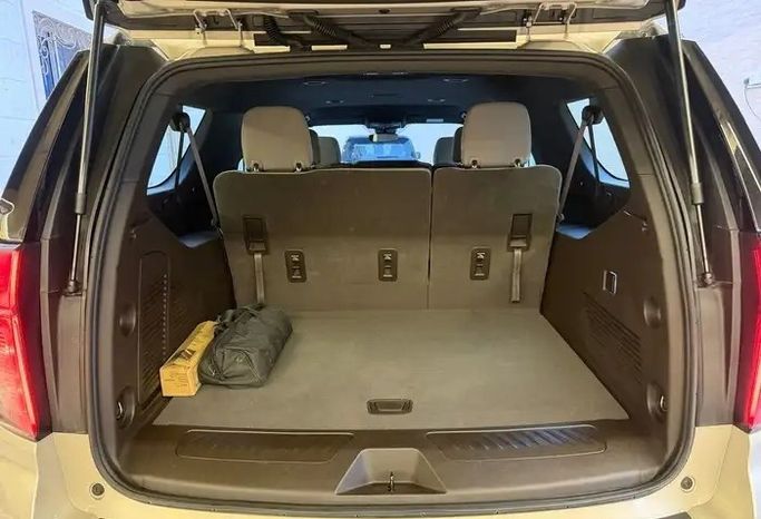 مستعملة Chevrolet Suburban الثاني عشر، 5.3 لتر، 2023 في المملكة العربية السعودية، الدمام من معرض فخر الشرق للسيارات، اللون بيج.  | AUTO.AE | إعلان #295195 — صورة 16 من 17