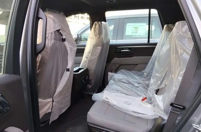 Новый Chevrolet Tahoe V Рестайлинг, 5.3 л, 2025 в Саудовская Аравия, Даммам от معرض مركبة العز Серебристый цвет.  | AUTO.AE | Объявление #295926 — фото 2 из 8