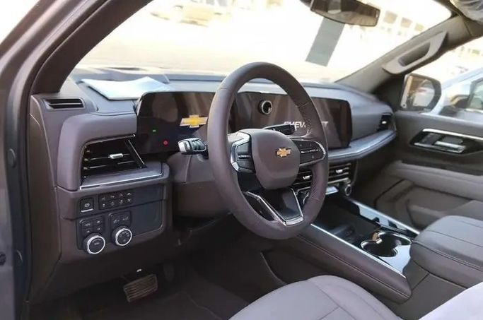Новый Chevrolet Tahoe V Рестайлинг, 5.3 л, 2025 в Саудовская Аравия, Даммам от معرض مركبة العز Серебристый цвет.  | AUTO.AE | Объявление #295926 — фото 3 из 8