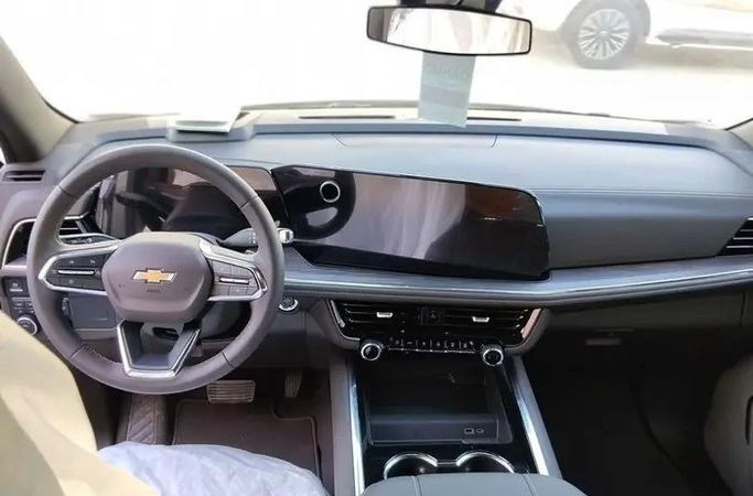 Новый Chevrolet Tahoe V Рестайлинг, 5.3 л, 2025 в Саудовская Аравия, Даммам от معرض مركبة العز Серебристый цвет.  | AUTO.AE | Объявление #295926 — фото 4 из 8