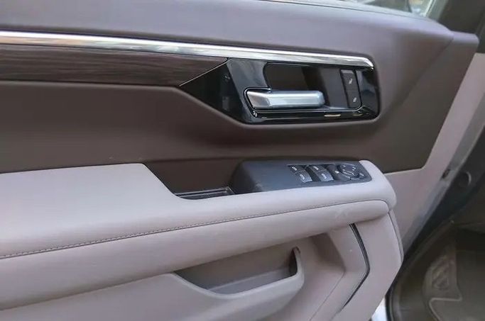 Новый Chevrolet Tahoe V Рестайлинг, 5.3 л, 2025 в Саудовская Аравия, Даммам от معرض مركبة العز Серебристый цвет.  | AUTO.AE | Объявление #295926 — фото 5 из 8